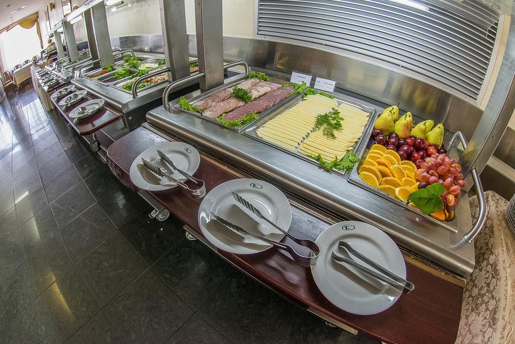 Hotel Yubileiny Minsk Ngoại thất bức ảnh